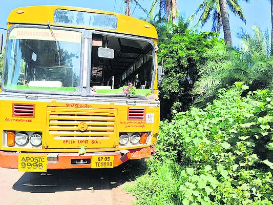 బస్సులు ఢీ.. విద్యార్థులకు గాయాలు 