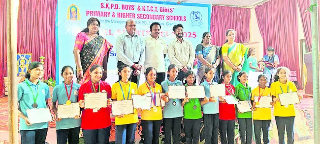క్రీడలతో ఉజ్వల భవిష్యత్‌ 