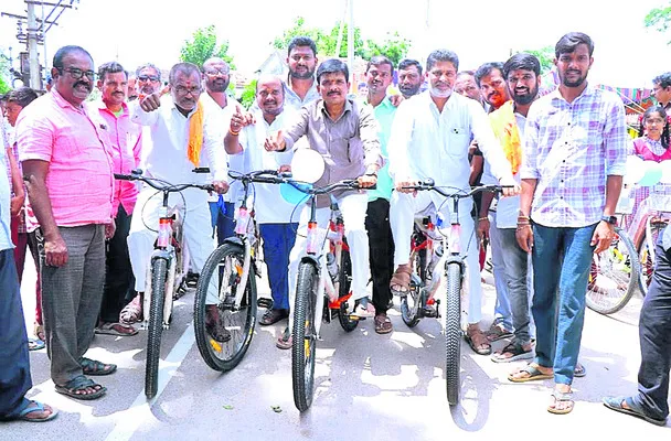 విద్యార్థులకు సైకిళ్లు పంపిణీ