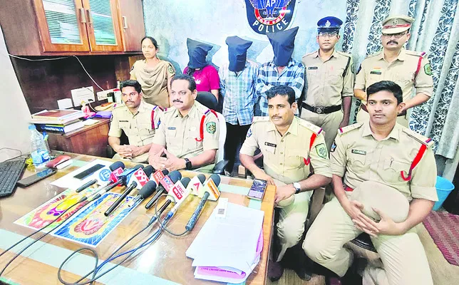 పీఈటీపై కేసు నమోదుకు టీడీపీ నేతల అడ్డుపుల్ల!