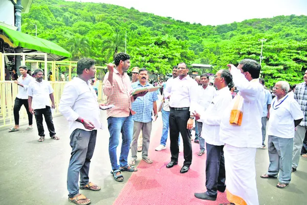 భక్తులు సంతృప్తి చెందేలా సౌకర్యాలు