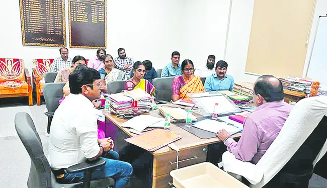 దరఖాస్తులు పెండింగ్‌లో పెట్టొద్దు 