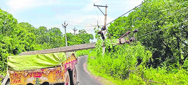 విద్యుత్ స్తంభాన్ని ఢీకొన్న ట్రాక్టర్