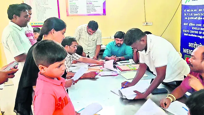 విద్యార్థుల  సర్టిఫికెట్ల పరిశీలన 