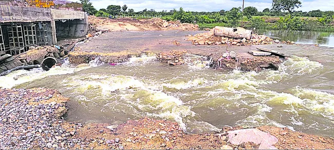తెగిన రోడ్డు.. రాకపోకలకు పాట్లు