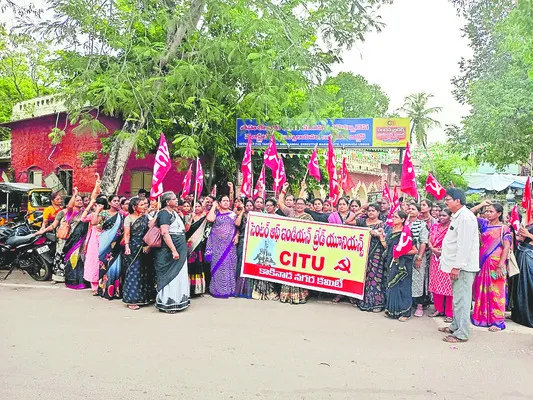 సమస్యలు పరిష్కరించాలని అంగన్‌వాడీల ధర్నా