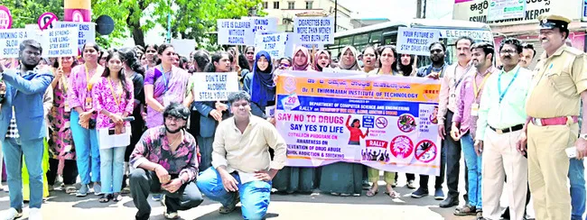 మాదక ద్రవ్యాలకు దూరంగా ఉండాలి