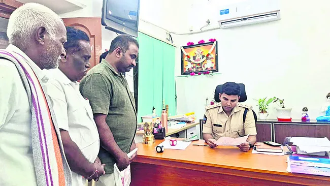 భూ వ్యవహారంలో హోంగార్డు జోక్యం