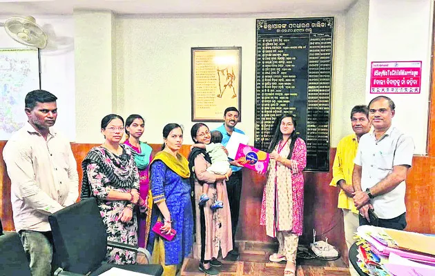 పశ్చిమ బెంగాల్ దంపతులకు మగ శిశువు దత్తత