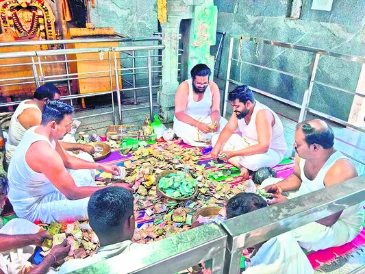 అమ్మవారి సేవలో సినీ ప్రముఖులు