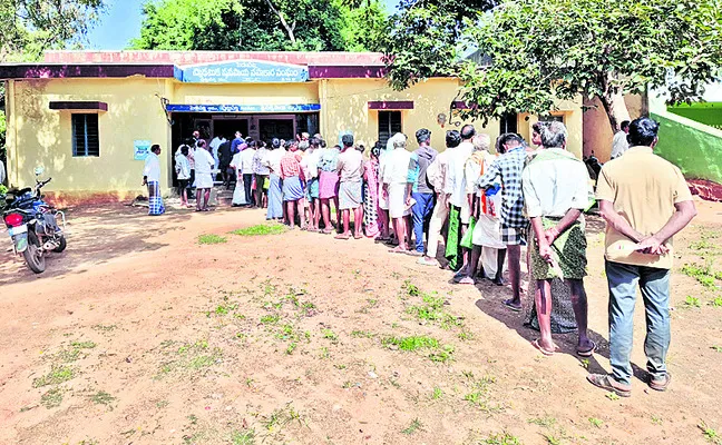 డిమాండ్కు సరిపడని యూరియా