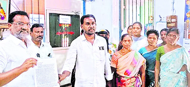మైక్రో ఫైనాన్స్‌ సంస్థ కార్యాలయం ఎదుట ధర్నా 