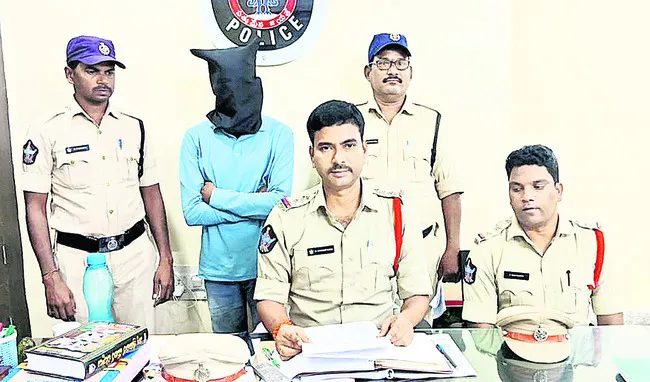 రెండు కేజీల గంజాయితో యువకుడు అరెస్టు 