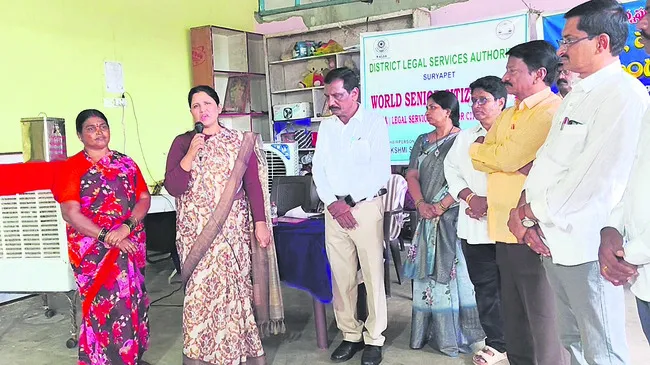 సీనియర్ సిటిజన్స్ను గౌరవించాలి