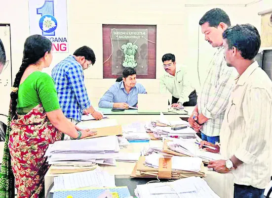 భూభారతి దరఖాస్తులను త్వరగా పరిష్కరించాలి