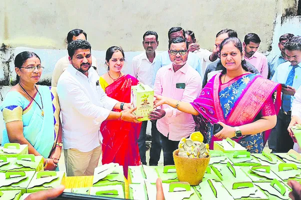 విత్తన మట్టి విగ్రహాల పంపిణీ