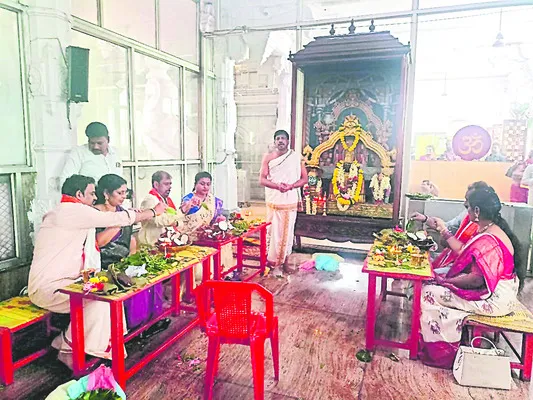 సత్యదేవుని దర్శించిన మాజీ మంత్రి రోజా, ఎమ్మెల్సీ వరుదు