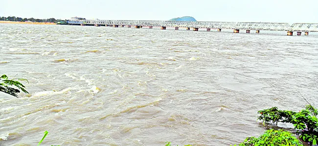 ఉద్ధృతంగానే కృష్ణవేణి