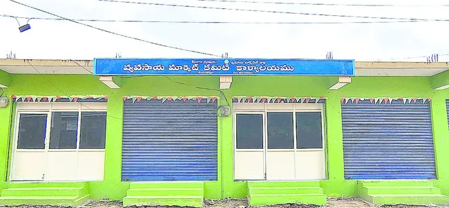 మార్కెట్ యార్డు నిర్మాణంలో జాప్యం