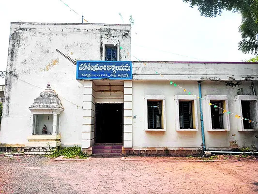 అక్రమార్కులకు అడ్డా తహసీల్దార్ కార్యాలయం