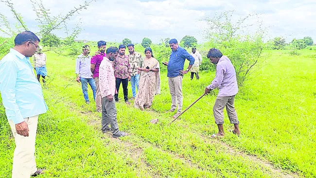 అక్రమ లేఅవుట్పై కొరడా