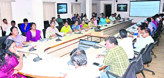 ఎరువుల అక్రమ నిల్వలపై దాడులు చేయాలి