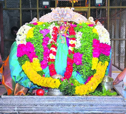 నేత్రపర్వంగా ఊంజల్ సేవ