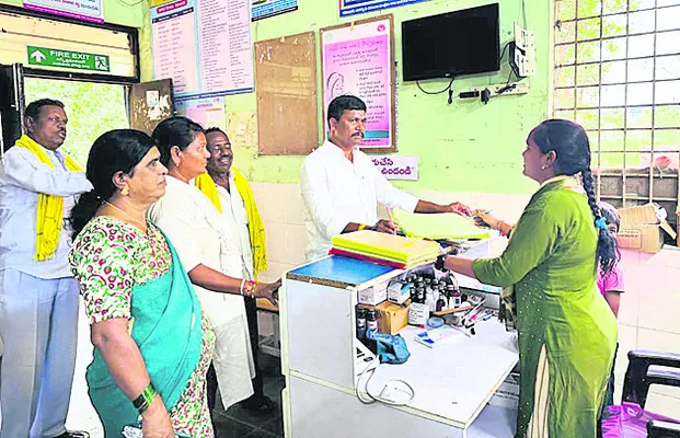 అందుబాటులో ఉండి వైద్యం అందించాలి