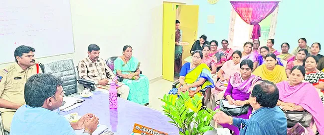 చిరు వ్యాపారులను ఆర్థిక బలోపేతం చేయాలి