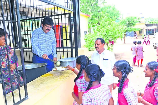 భోజనం వడ్డించి.. సమస్యలు తెలుసుకొని