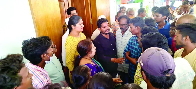 ‘ఆరోగ్యశ్రీ’ నిలిపివేతపై ఆందోళన