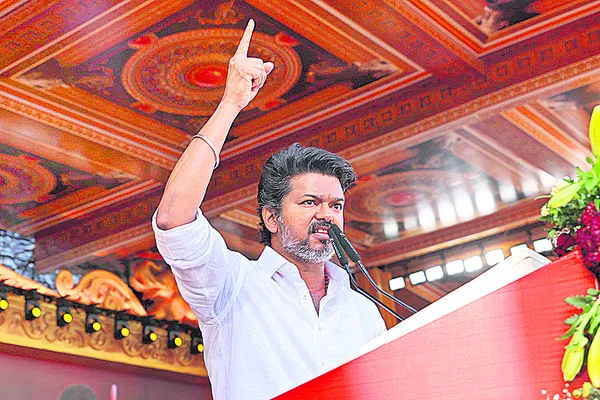 విజయ్పై ముప్పెట్ట దాడి