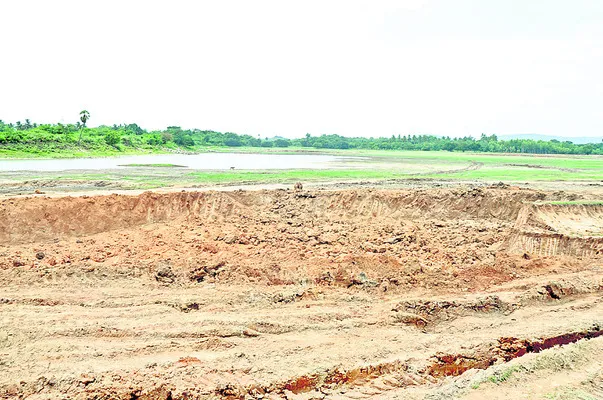 చెరువు మట్టి తరలింపుపై గ్రామీణుల నిరసన