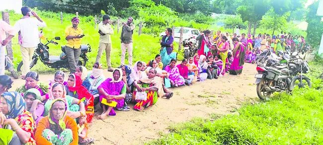 యూరియా.. తిప్పలు ఇంతింత కాదయా
