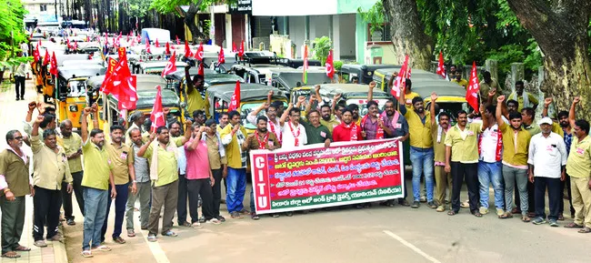 ఉచిత బస్సుతో ఉపాధికి గండి