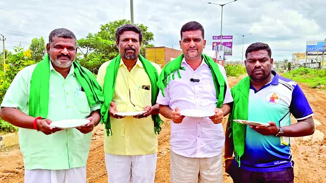 రోడ్డు మరమ్మతు చేయాలని 25న ధర్నా