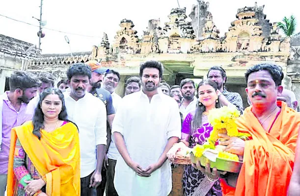 సిద్ధేశ్వరుడిని దర్శించుకున్న మంచు మనోజ్ దంపతులు