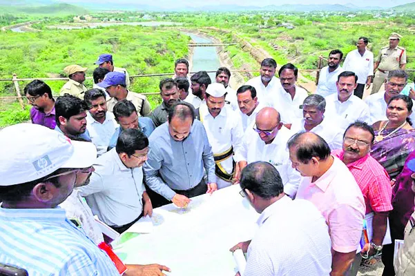 ఎరువులు అందుబాటులో ఉన్నాయి
