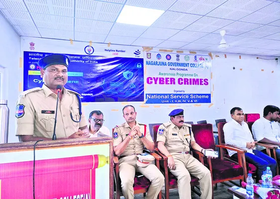 సైబర్‌ నేరాలతో జాగ్రత్తగా ఉండాలి