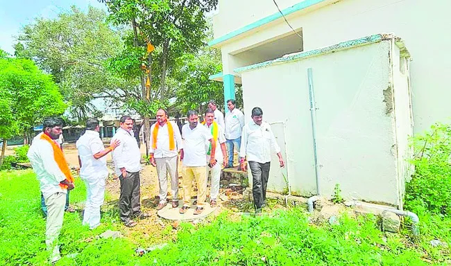 ప్రభుత్వ బడుల్లోసౌకర్యాలు కరువు