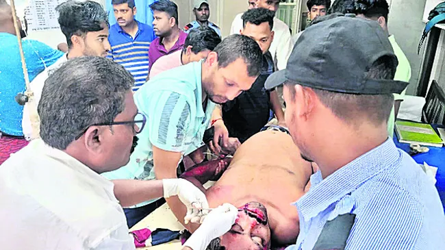 రోడ్డు ప్రమాదంలో పోలీసులకు తీవ్రగాయాలు