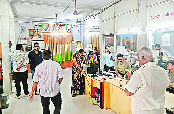 సర్వర్ మొరాయింపు.. సాగని రిజిస్ట్రేషన్లు