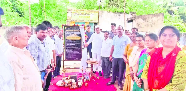గత పాలకుల దోపిడీతో దిగజారిన ఆర్థిక స్థితి