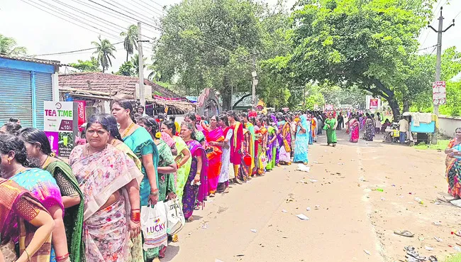 పాదగయ వరలక్ష్మీ వ్రతాల్లో మహిళలకు ఇక్కట్లు