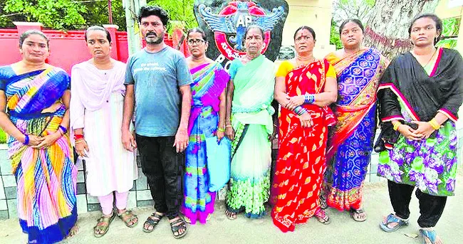 యువతులపై గంజాయి మూక దాడి