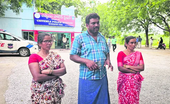 పట్టపగలే ముగ్గురిపై హత్యాయత్నం