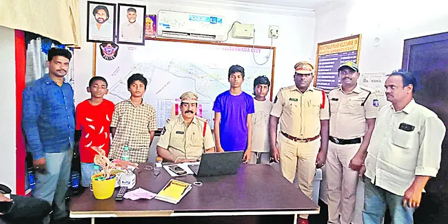 ఇంట్లో చెప్పకుండా బందరు బీచ్కి వెళ్లిన మైనర్లు