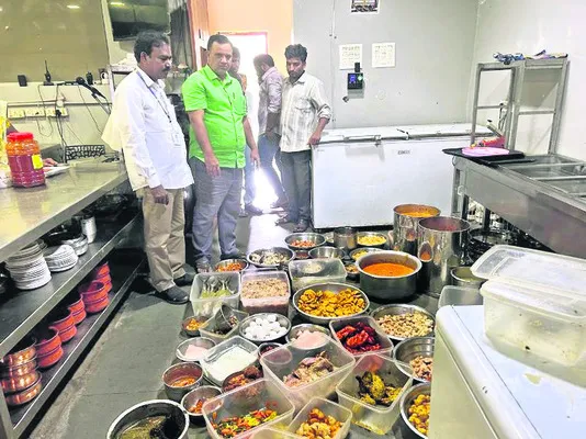 ‘ఆహా ఏమి రుచులు’ రెస్టారెంట్పై దాడులు
