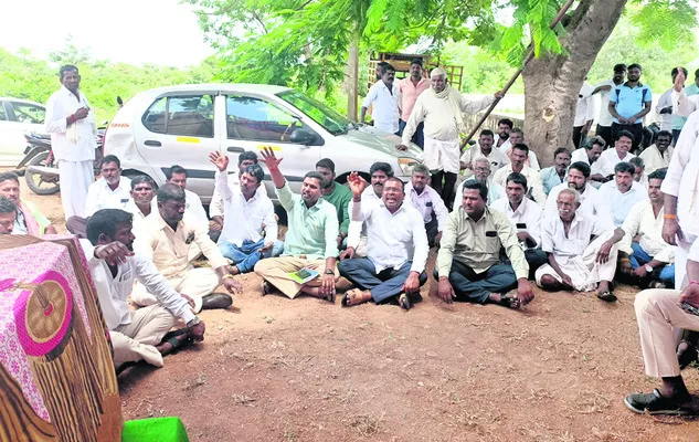 పైసలిస్తేనే పనులు చేస్తున్నారు..