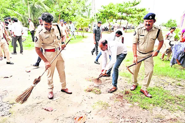 చీపురు పట్టిన ఎస్పీ తుహిన్ సిన్హా